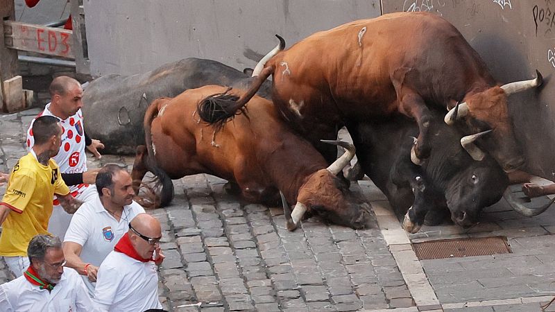 Peligroso y accidentado quinto encierro de San Fermín con tres corneados por los toros de Cebada Gago