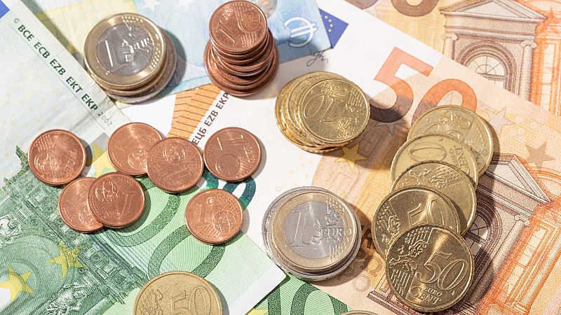 El euro roza la paridad con el dólar estadounidense y marca su valor mínimo en dos décadas