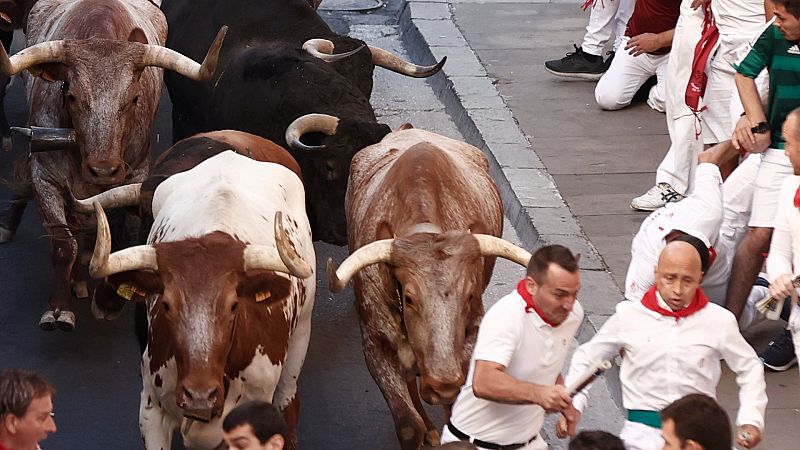Emocionante y veloz sexto encierro de San Fermín con los toros de Jandilla