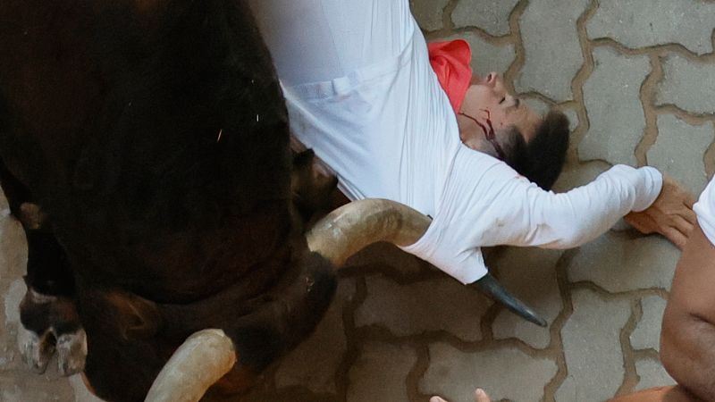 Las mejores imágenes del sexto encierro: peligro con los bravos toros de Jandilla