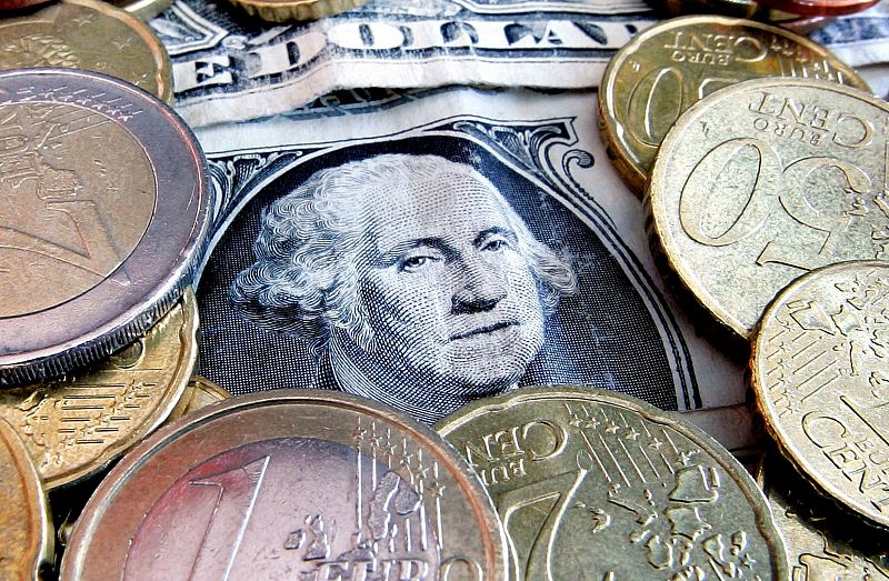 El euro se recupera tras caer a la paridad con el dólar por primera vez en 20 años