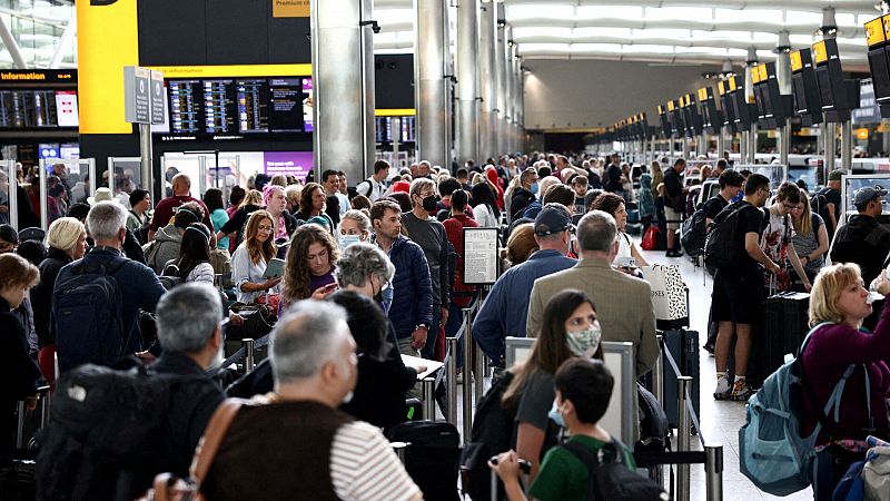 El aeropuerto de Heathrow limita su capacidad a 100.000 pasajeros diarios y pide no vender más billetes de verano por falta de personal