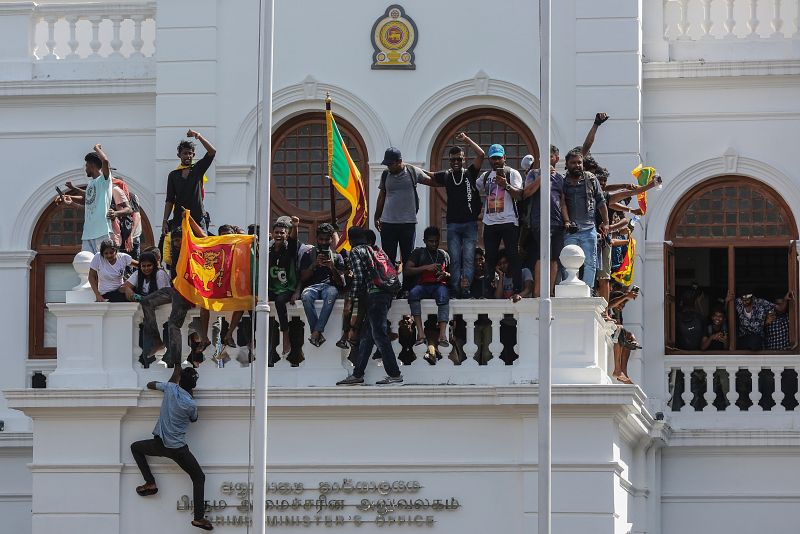 Aumenta la tensión en Sri Lanka: manifestantes entran en la oficina del primer ministro pese al toque de queda