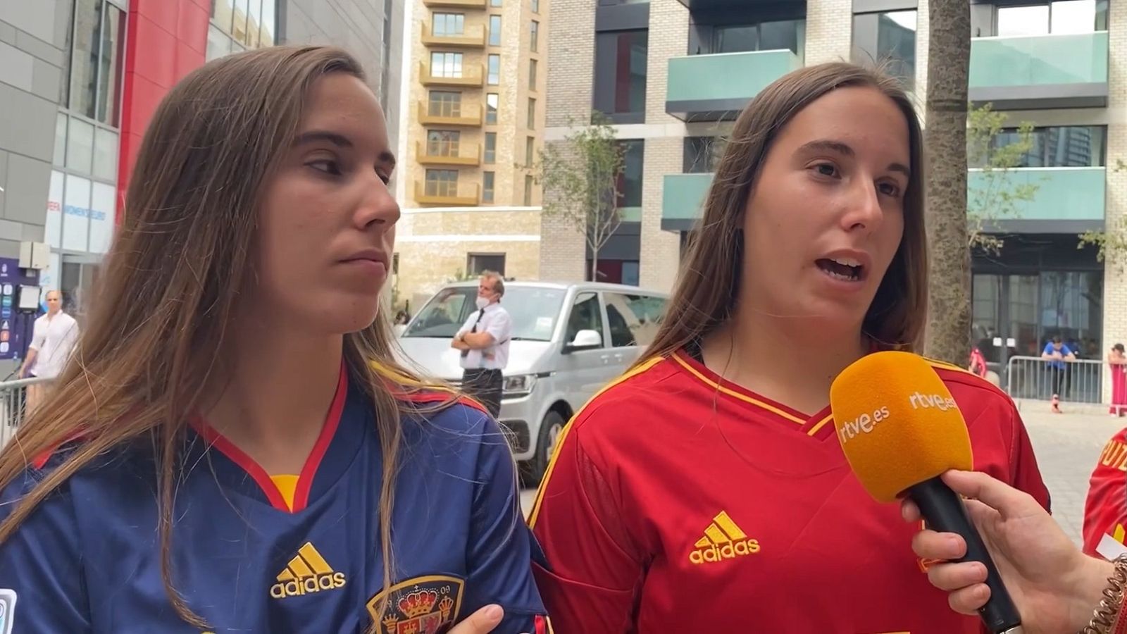 Sara y Teresa, las hermanas que viajaron a Inglaterra en ferri para ver a la selección en Brentford