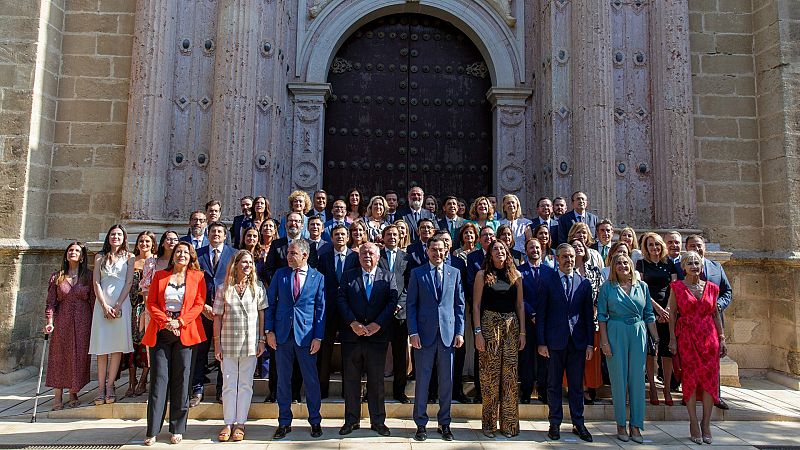 La nueva legislatura andaluza echa a andar con la constitución del Parlamento y la mayoría absoluta de Moreno