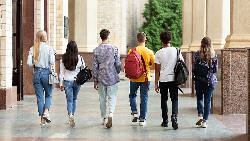 Los españoles con estudios universitarios nacidos en los 90 son tres centímetros más altos