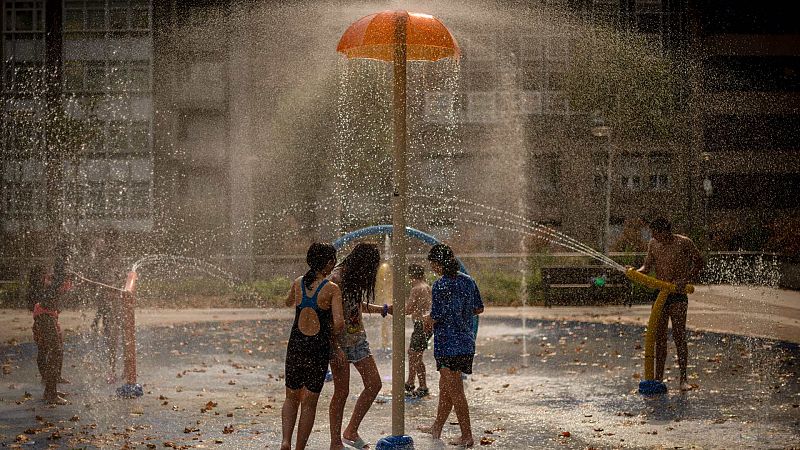 España sigue en ola de calor aunque las temperaturas extremas empiezan a bajar tras una noche asfixiante