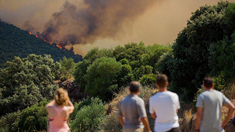 Los vecinos desalojados por el fuego, entre el miedo y la incertidumbre: "Lo hemos perdido todo"