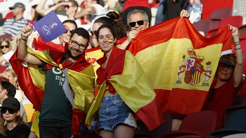 Miles de espaoles llevan a Espaa en volandas para seguir con vida en la Eurocopa
