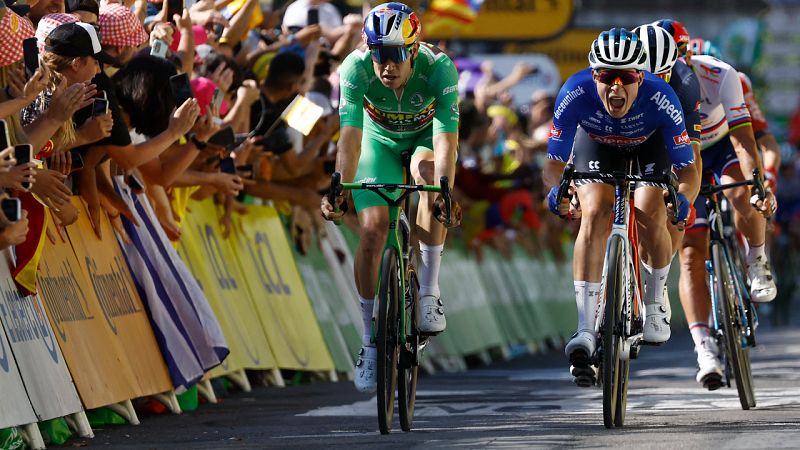 Philipsen gana al sprint, el calor derrite al pelotón y las caídas merman al Jumbo