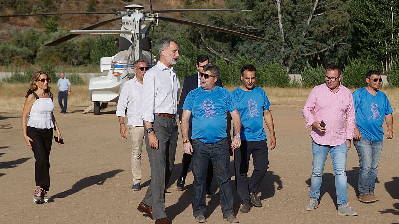 El rey visita las zonas afectadas por los intensos incendios en Las Hurdes
