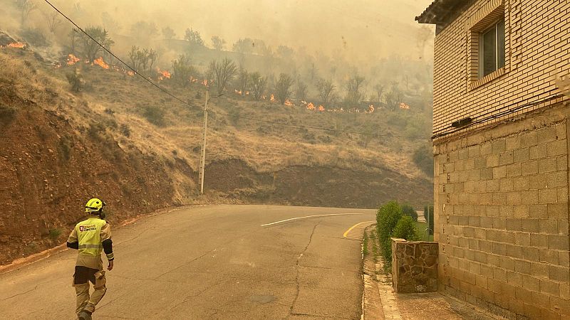 El incendio de Ateca ya ha calcinado más de 1.000 hectáreas y obliga a desalojar a los vecinos de Moro y Villalengua