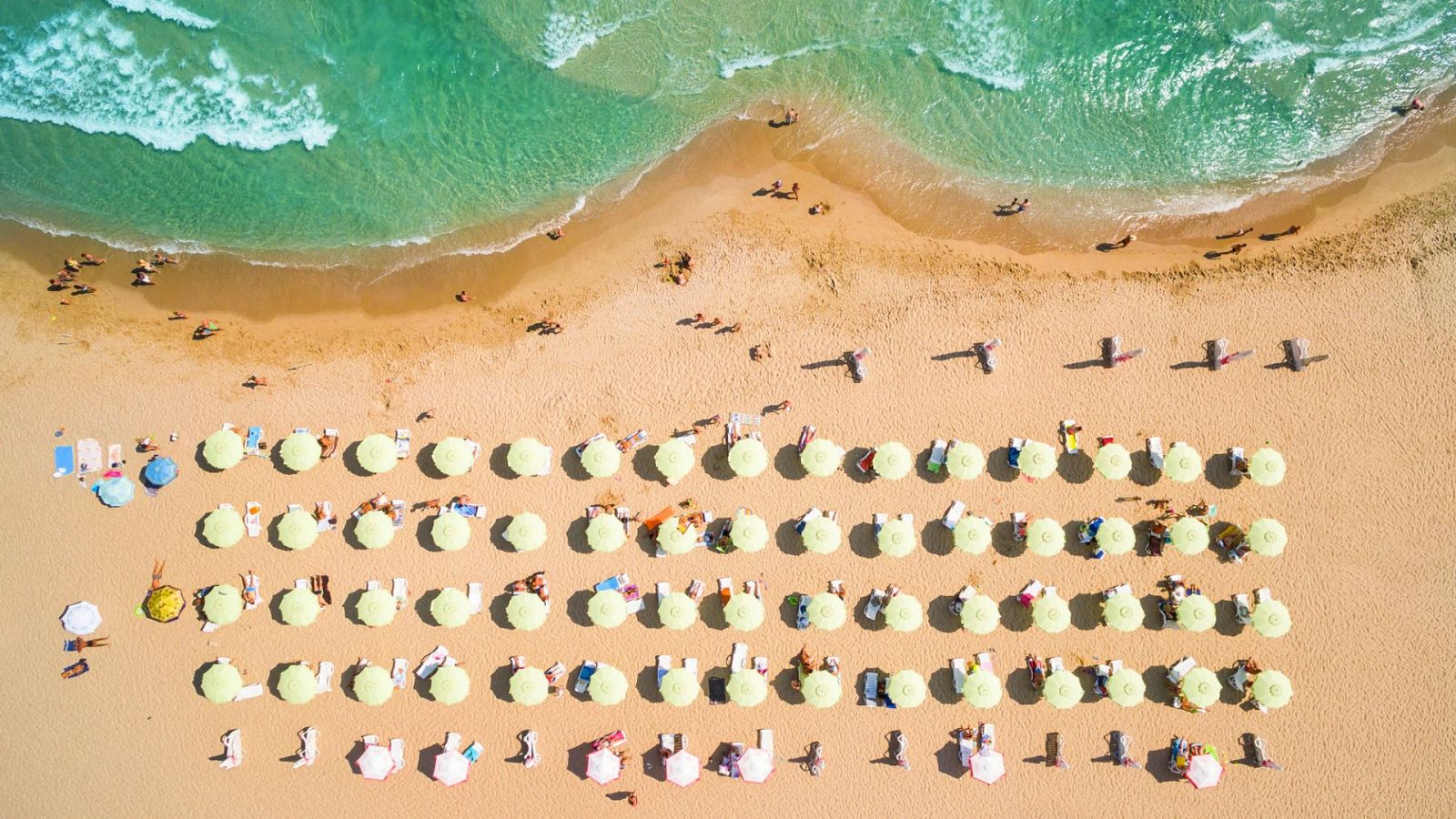 Guardar sitio colocando la sombrilla en primera línea y marcharse puede salir muy caro - Ver ahora