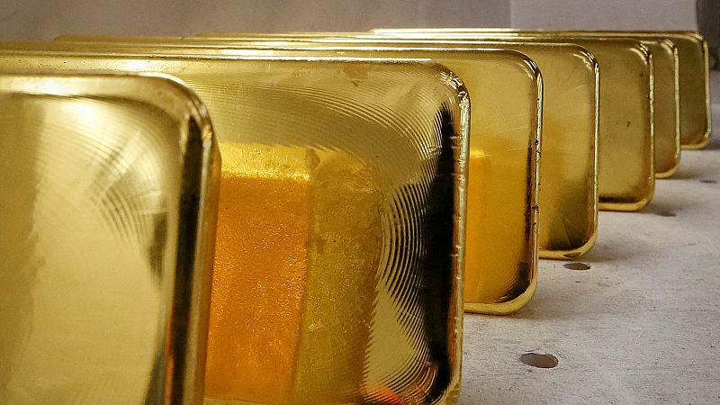 La UE veta la importacion de oro ruso y congela los activos del principal banco del país