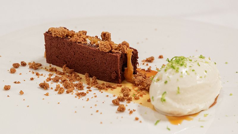 Receta de bizcocho de chocolate picante con crumble de castaña asada "Otoño e invierno" de Verónica