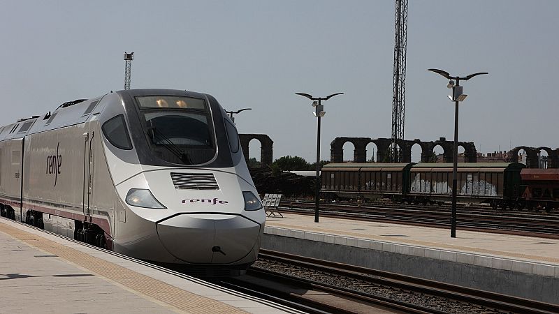 Renfe cesa al gerente de la línea Madrid-Extremadura tras los retrasos del tren rápido dos días después de su estreno