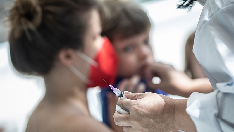 Sanidad apunta a octubre como fecha para empezar a poner la cuarta dosis con las vacunas adaptadas
