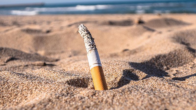 Prohibiciones en las playas españolas: fumar, bañarse con bandera roja o acampar, entre ellas