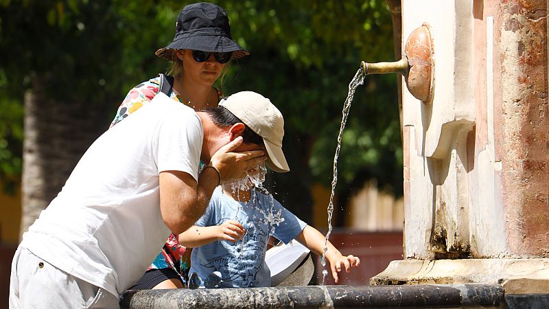 La ola de calor mantiene en aviso a 32 provincias con temperaturas de hasta 43 grados en Andalucía