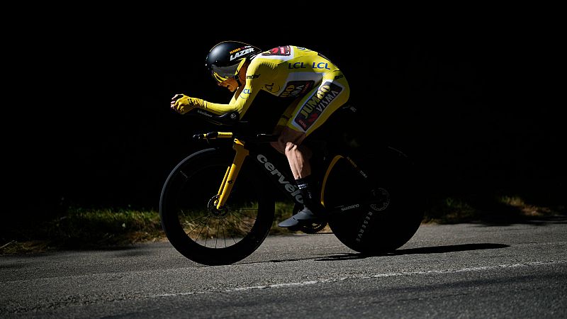 Vingegaard corona su primer Tour con una flamante crono propiedad de Van Aert