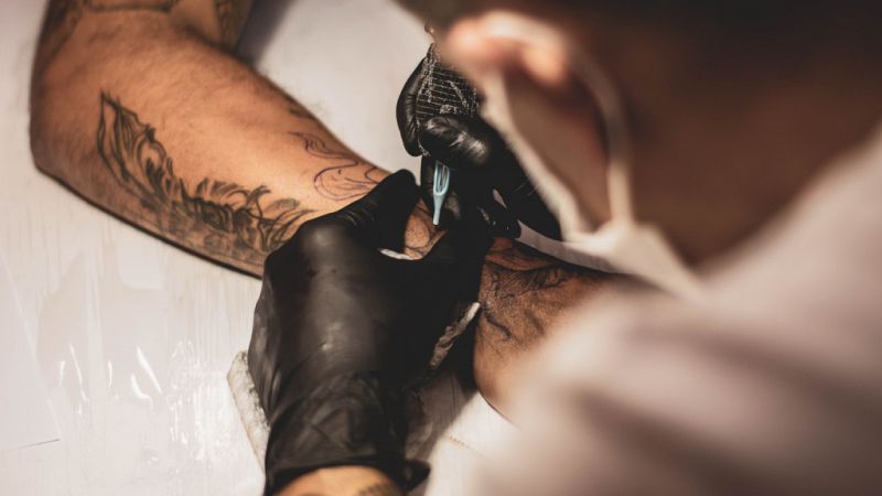 Detectan un brote de doce casos de viruela del mono relacionados con un negocio de tatuajes en Cádiz