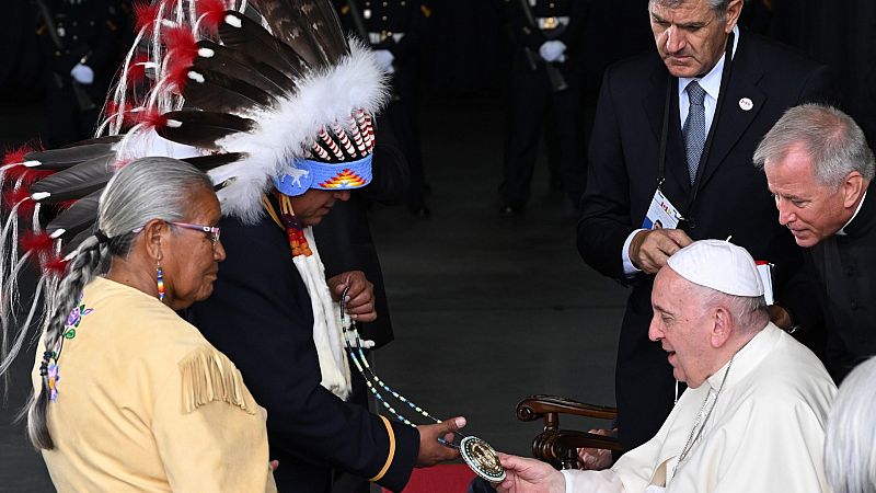 El papa llega a Canadá para pedir perdón a los indígenas por los abusos sufridos en los internados católicos