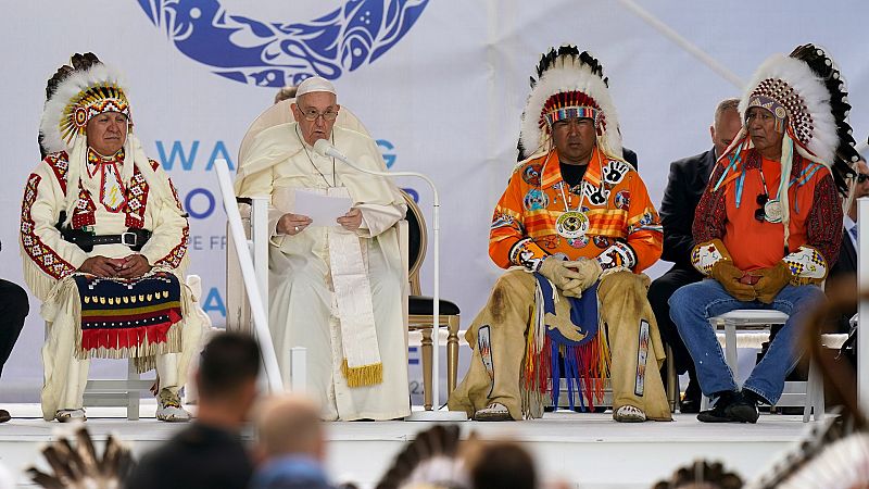 El papa pide perdón por los abusos a indígenas en internados católicos en su visita a Canadá: "Fue un error desastroso"