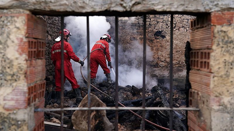 Seis comunidades siguen haciendo frente a importantes incendios mientras continúa el riesgo extremo