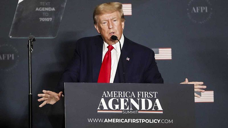 Trump reaparece en Washington y no descarta volver a presentarse: "EE.UU. se está yendo al infierno"