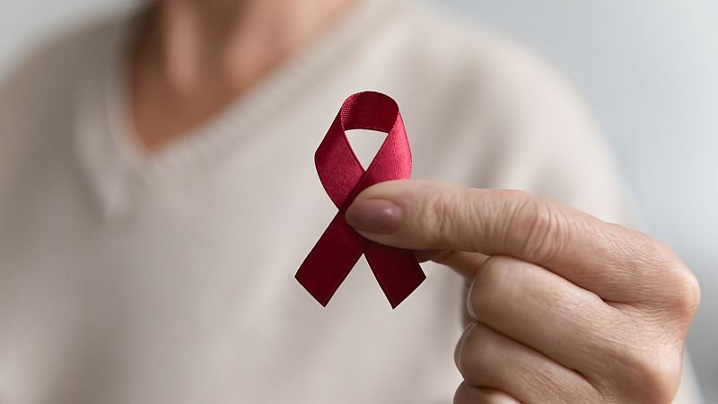 Más de 15 años controlando el VIH sin medicación: una paciente de Barcelona abre la vía para la curación funcional