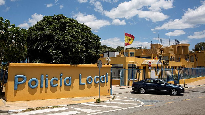 Dos policías locales de Estepona que violaron a una joven evitan la cárcel tras un acuerdo judicial