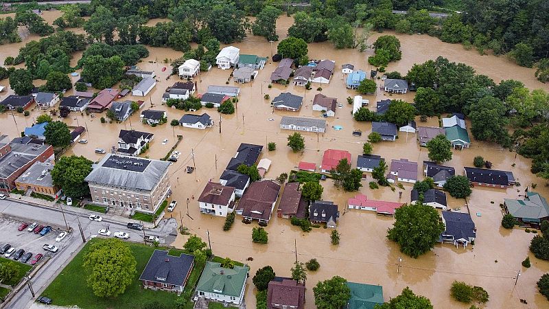 Biden declara el estado de emergencia en Kentucky por las inundaciones, que dejan al menos 16 muertos