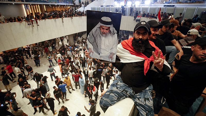 Los simpatizantes del clérigo chií Muqtada al Sadr vuelven a asaltar el Parlamento de Irak