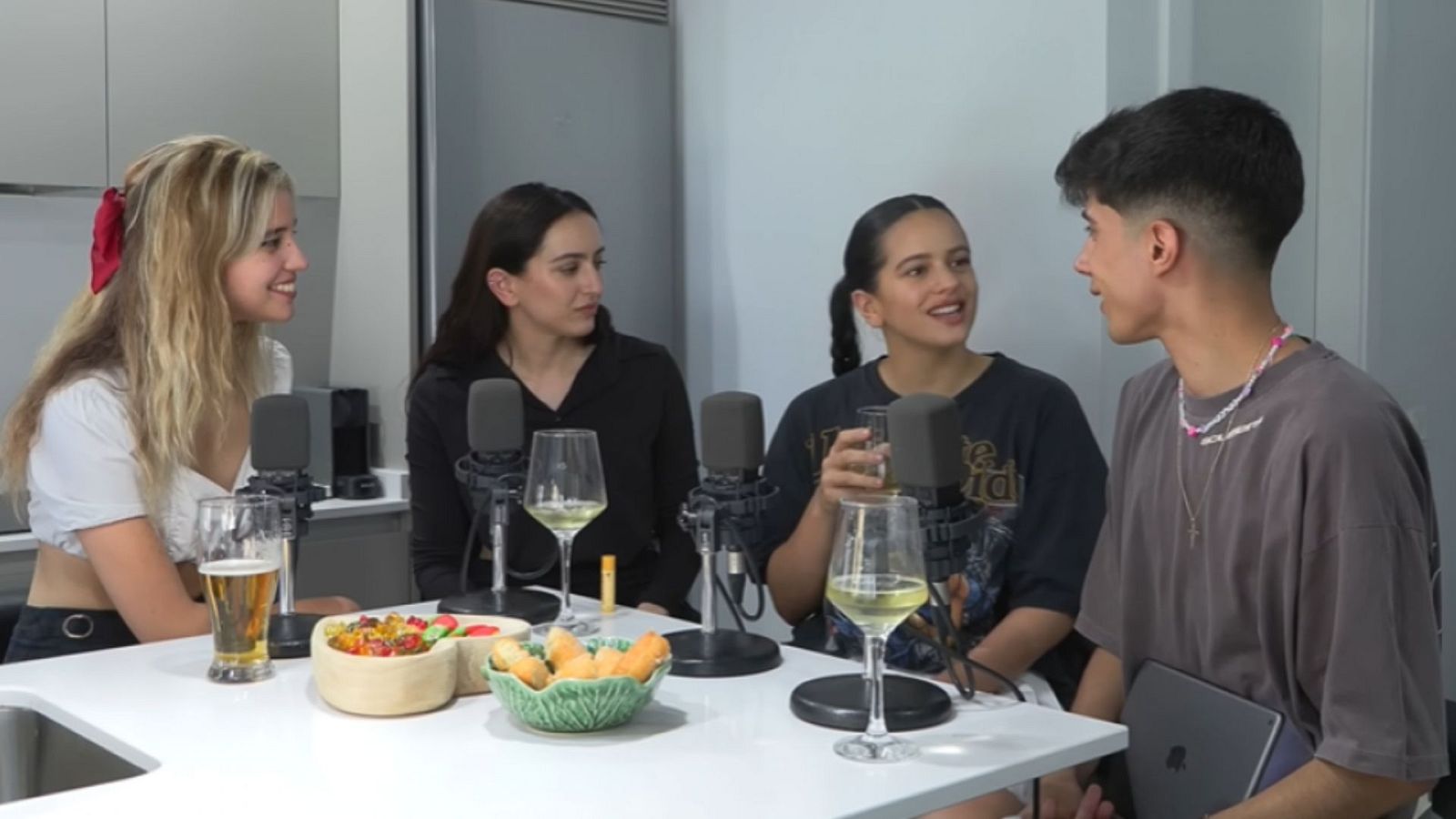 Rosalía y La Pili en el podcast 'La pija y La Quinqui'