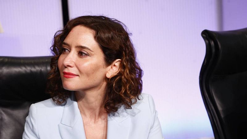 Ayuso dice que Madrid no apagará la luz de edificios ni escaparates porque "espanta al turismo y consumo"