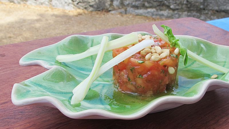 Tartar de tomate con albahaca, una riqusima receta fra de verano