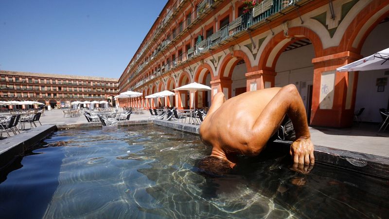 El intenso calor, de hasta diez grados por encima de lo normal en agosto, durará hasta el martes