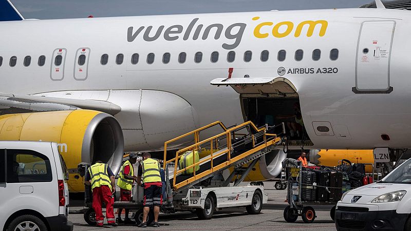 Los tripulantes de Vueling desconvocan la huelga tras acordar con la empresa una subida salarial del 6,5%