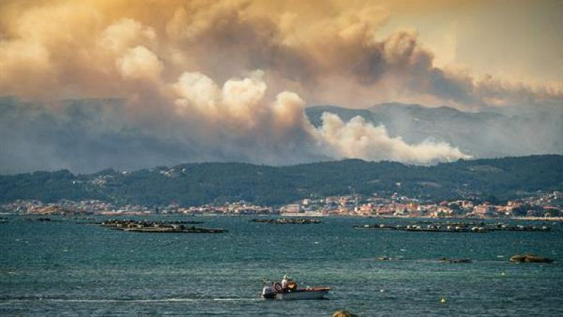 Declaran la alerta en el incendio de Boiro, A Coruña, por la proximidad del fuego a las casas