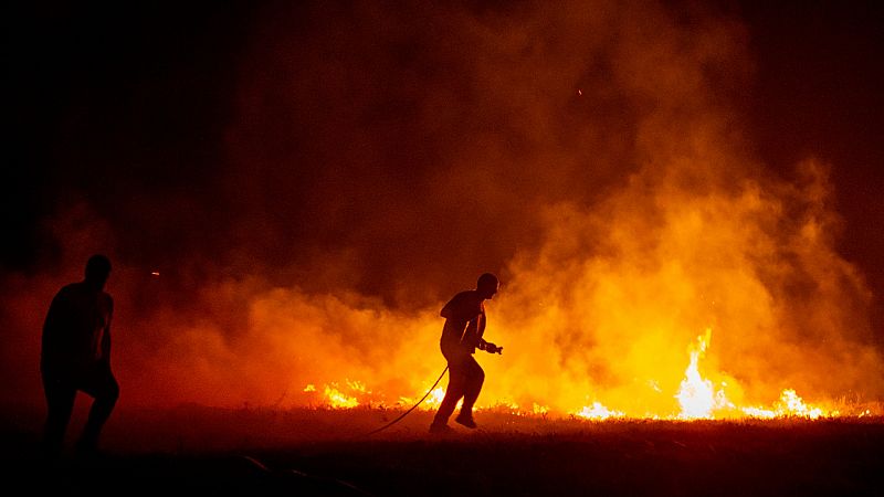 Un incendio en Boiro, A Coruña, avanza sin control y obliga a desalojar a 700 personas de un camping
