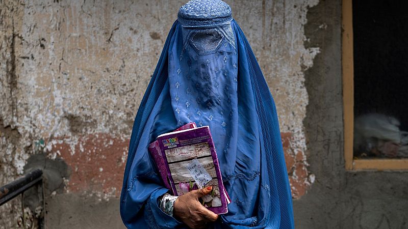 La muerte en vida de las afganas bajo los talibanes: "Ha sido un año negro. Todo está prohibido y solo puedo dormir"
