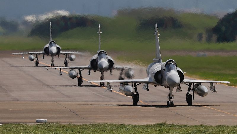 China prolonga por sexto día sus maniobras militares y Taiwán responde con un simulacro de defensa