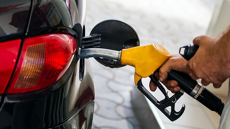 La gasolina y el gasóleo caen más de un 2 % en la última semana