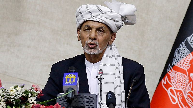 Descalzo y sin millones de dólares: un informe detalla la huida del expresidente Ghani en la toma de Kabul