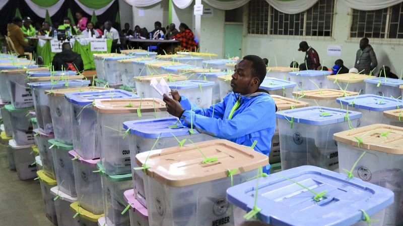 Las proyecciones dan ventaja electoral a Ruto a falta de datos oficiales en Kenia