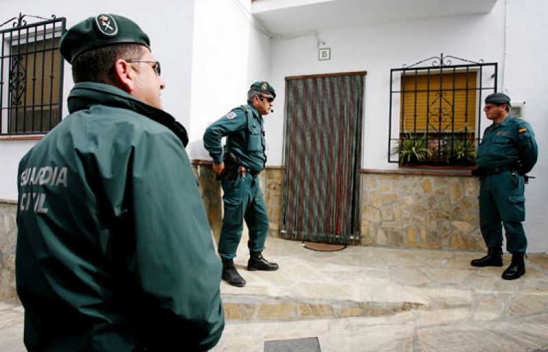 Los vecinos arropan al alcalde de Alcaucín tras el registro de diez horas del Ayuntamiento