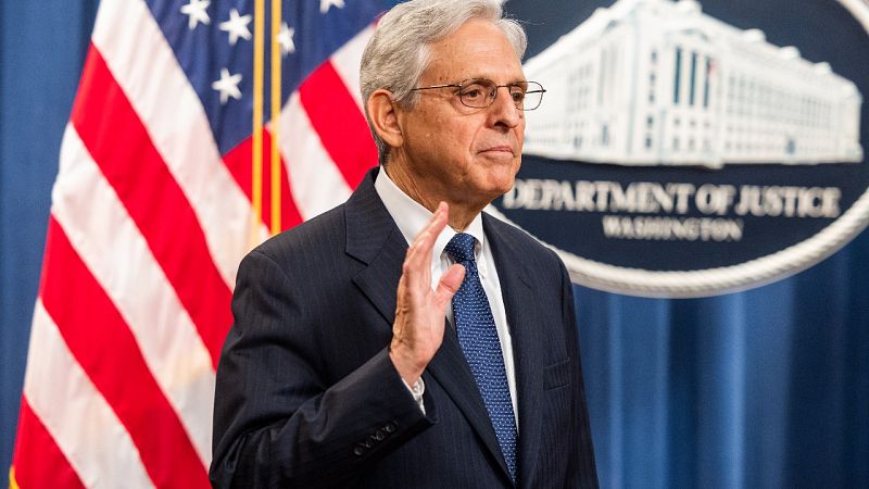 El fiscal general de EE.UU. aprobó personalmente el registro a la residencia de Trump y pide publicar la orden