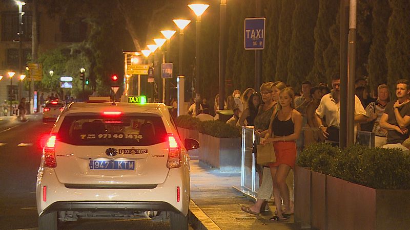 L'arribada massiva de turistes agreuja la problemàtica dels taxis a Palma