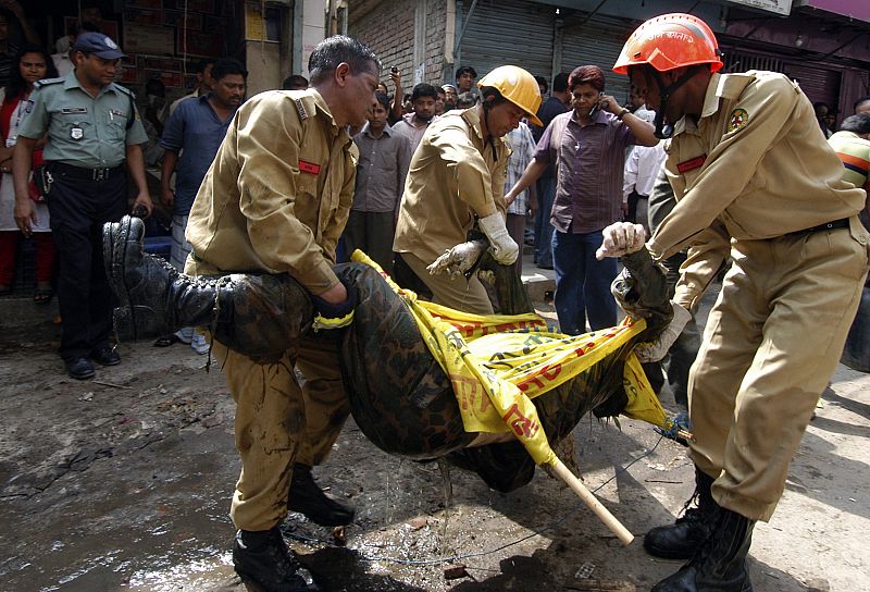 La policía recupera 44 cadáveres en una zanja del cuartel amotinado en Dacca