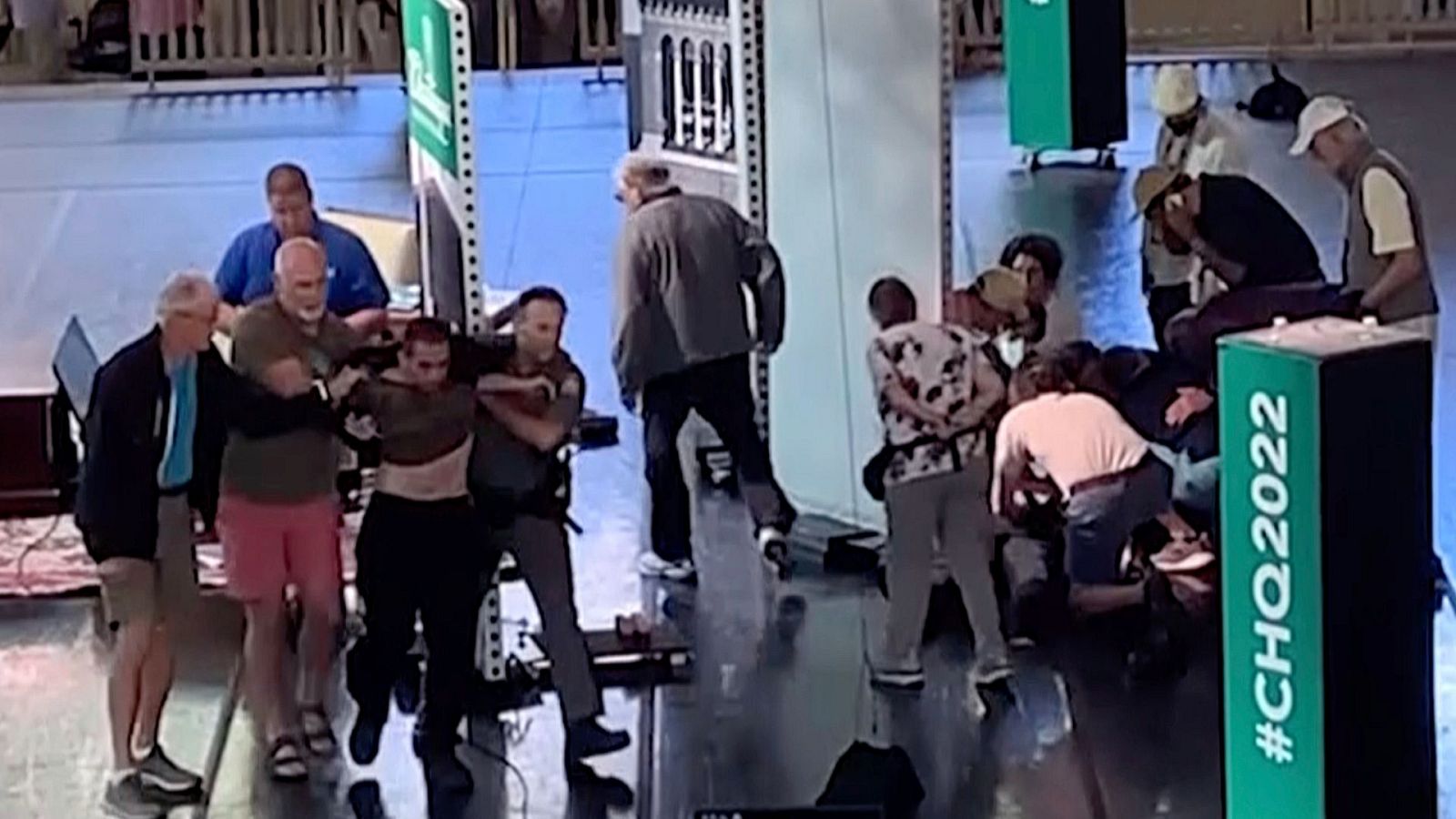 Salman Rushdie sobrevive con respiración asistida - Informativo 24h | Ver